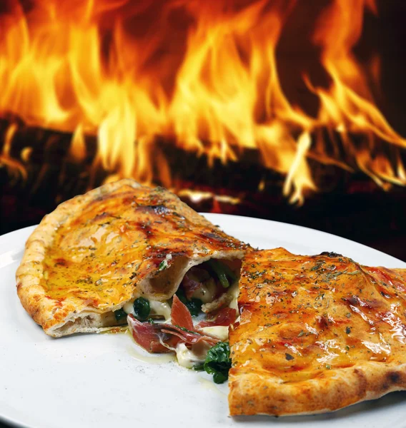 Pizza Calzone na desce — Stock fotografie