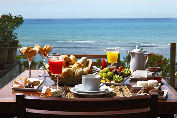 Petit déjeuner avec fruits, petits pains et jus de fruits — Photo