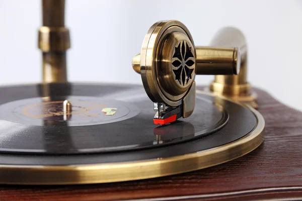 Rétro, gramophone en bois avec vinyle — Photo
