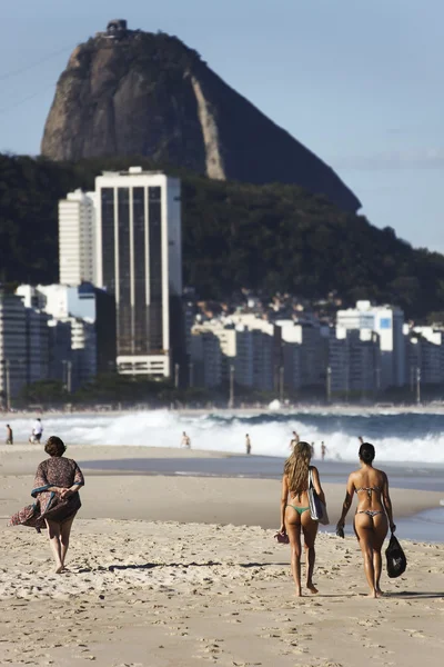 Rio de Janeiro beach with mountains on background — ストック写真