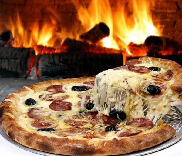 Aperitivo, pizza fresca sul piatto — Foto Stock