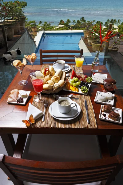 Petit déjeuner avec fruits, petits pains et jus de fruits — Photo