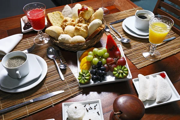 Café da manhã com frutas, bebidas de pães — Fotografia de Stock