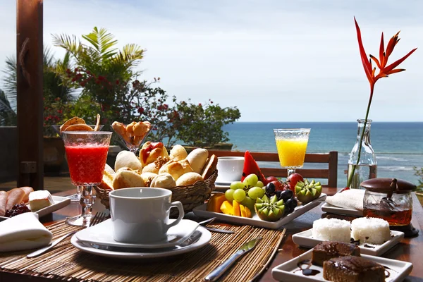 Café da manhã com frutas, pães e sucos — Fotografia de Stock