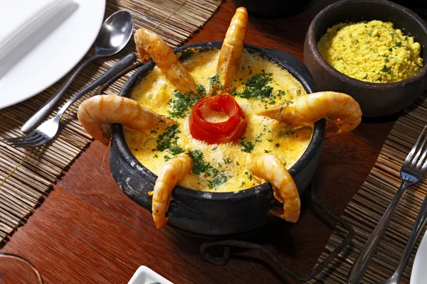 Sopa de camarones en tazón de cerámica — Foto de Stock