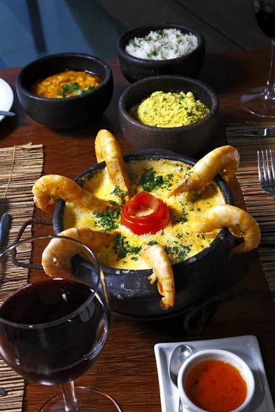 Soupe de crevettes dans un bol en céramique — Photo
