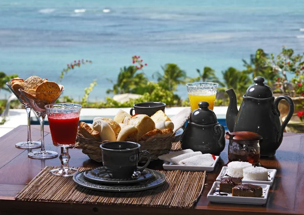 Petit déjeuner avec petits pains et boissons chaudes — Photo