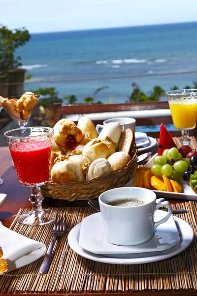 Breakfast  with fruits, buns and  juices — Φωτογραφία Αρχείου