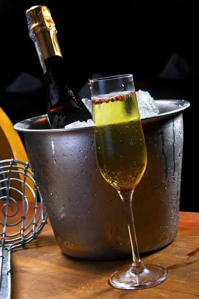 Champagne bottle in bowl with ice — Stock fotografie