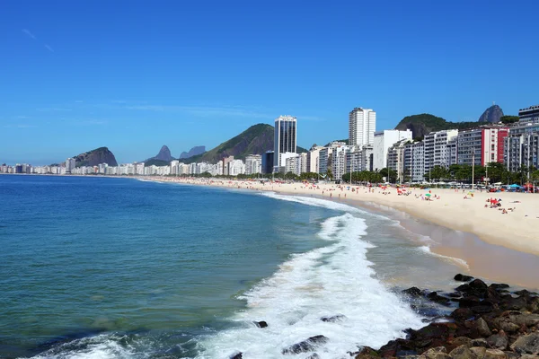 Spiaggia di Rio de Janeiro con montagne sullo sfondo — Foto Stock