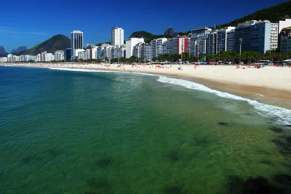 Plage de Rio de Janeiro avec montagnes sur fond — Photo