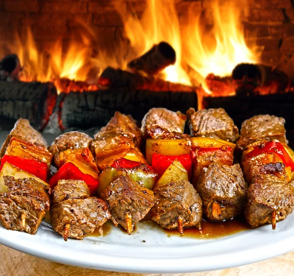 Juicy barbecue with vegetables on skewers — Stok fotoğraf