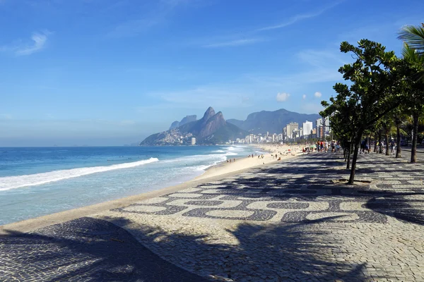 Spiaggia di Rio de Janeiro con montagne sullo sfondo — Foto Stock