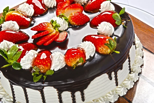 Cremiger Kuchen mit Schokolade und Erdbeeren — Stockfoto