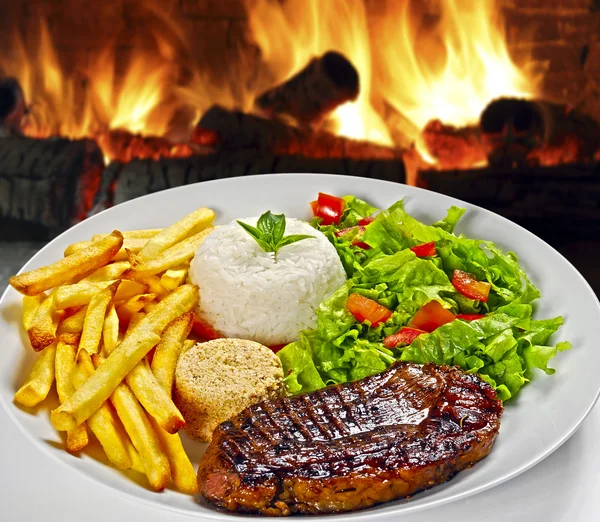 Steak avec riz, pommes de terre et salade — Photo