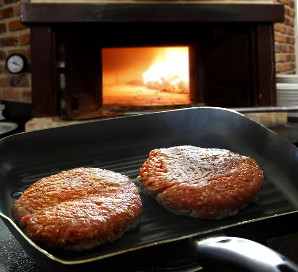 Heerlijke Hamburgers op de grill — Stockfoto