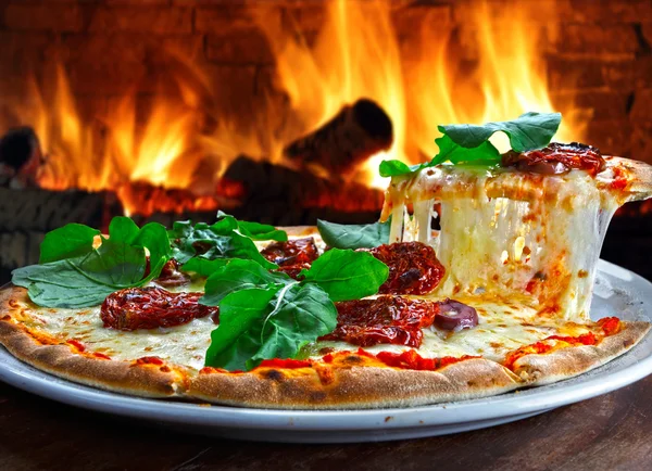 Välsmakande pizza på bordet — Stockfoto