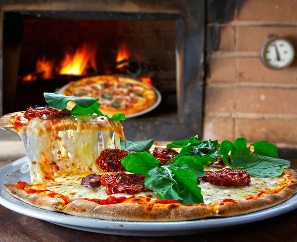 Gustosa pizza sul tavolo — Foto Stock