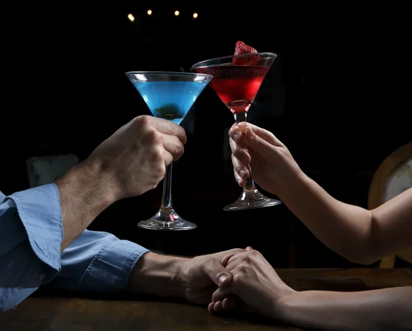 Coppia bicchieri di clinking con cocktail — Foto Stock