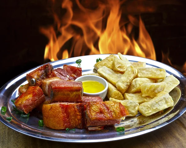 Meat in plate over fire — Stock Photo, Image