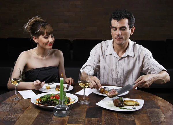 Coppia hanno una cena romantica — Foto Stock