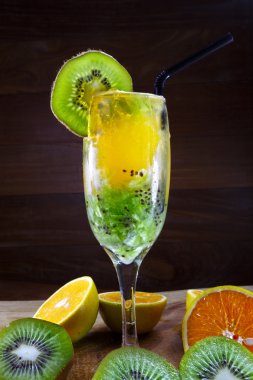 kivi ve turuncu meyve kokteyli