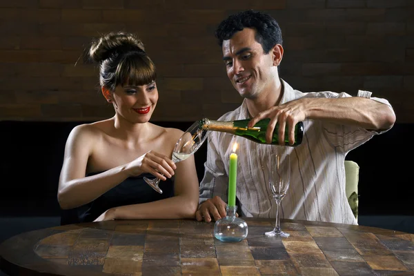 シャンパンを飲むカップル — ストック写真