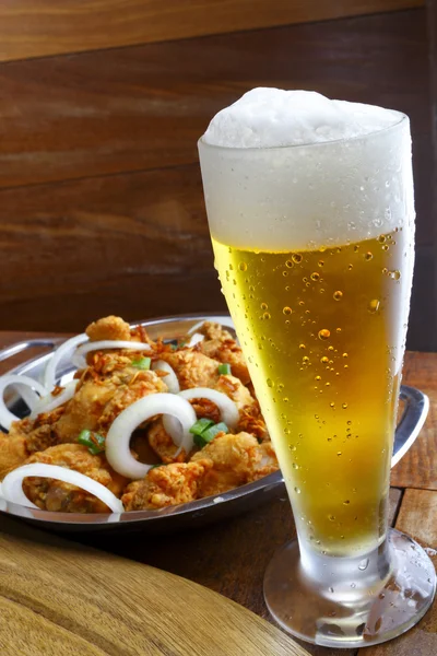 Carne de bovino com cerveja na mesa — Fotografia de Stock