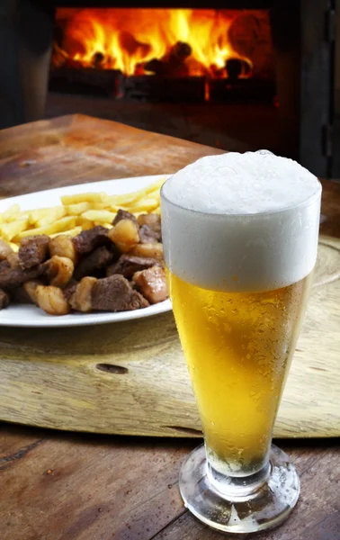 Bier vlees frietjes — Stockfoto