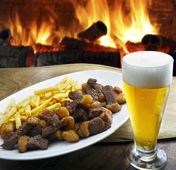 Bier vlees frietjes — Stockfoto