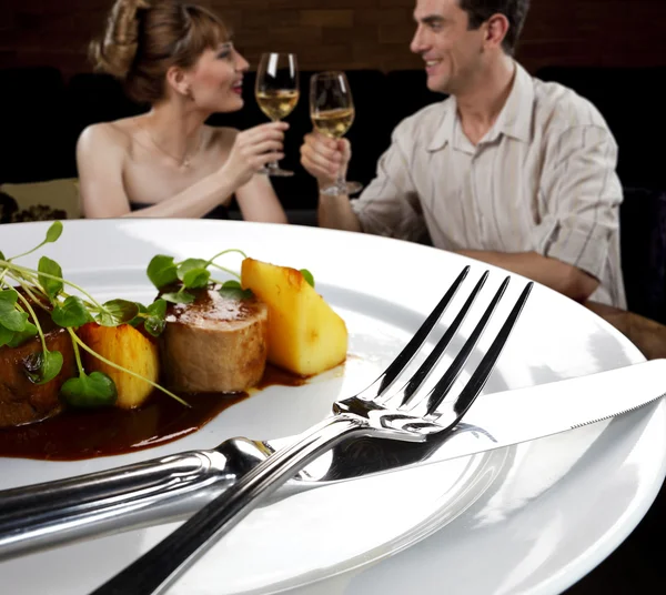 Couple eating in restaurant — Stock Photo, Image