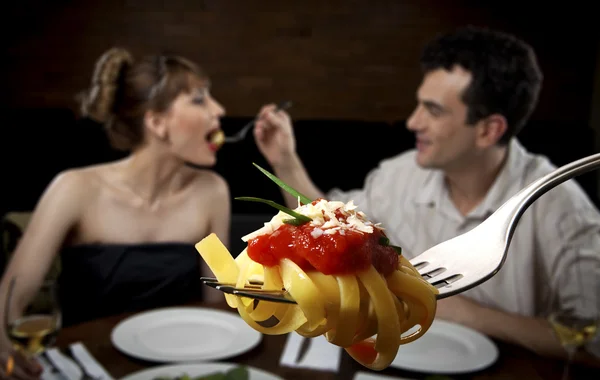 Couple in resturant eating — Stock Photo, Image