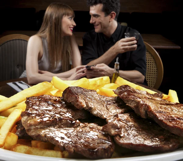 Casal no restaurante provou carne assada — Fotografia de Stock