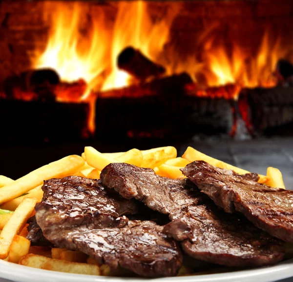 Rosbif con papas fritas — Foto de Stock