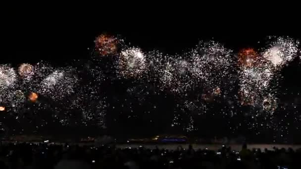 Espectacular espectáculo de fuegos artificiales en la playa de Copacabana — Vídeos de Stock