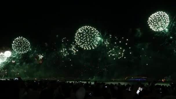 Spectaculaire feu d'artifice sur la plage de Copacabana 
