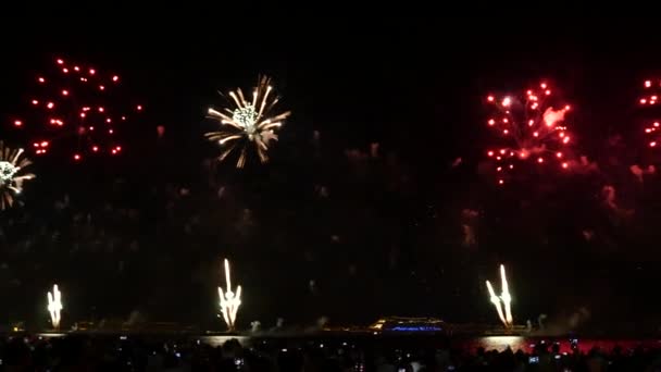 Spectaculaire vuurwerk in Copacabana beach — Stockvideo