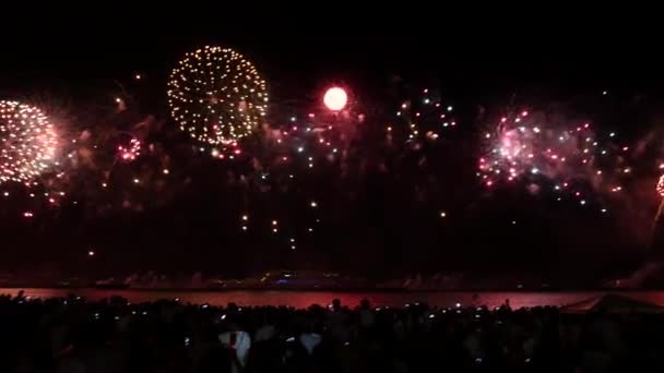 Spectaculaire vuurwerk in Copacabana beach — Stockvideo