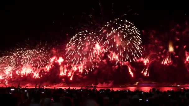 Látványos tűzijáték a Copacabana beach — Stock videók