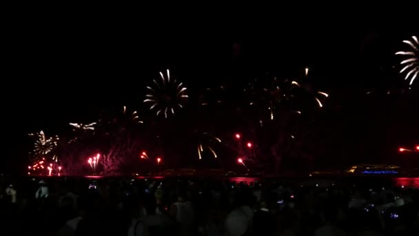 Spektakuläres Feuerwerk am Copacabana-Strand — Stockvideo