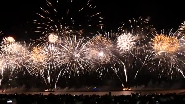 Espectacular espectáculo de fuegos artificiales en la playa de Copacabana — Vídeo de stock