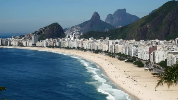 Pohled na pláži Copacabana v Rio de Janeiro. — Stock video