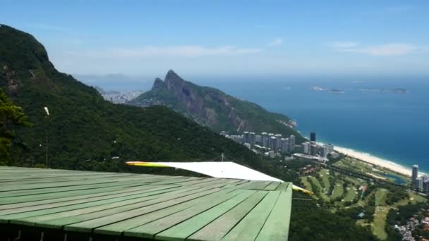 Voo de deslizamento na bela pedra — Vídeo de Stock