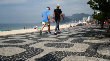 Rio de Janeiro sahilde insanlar