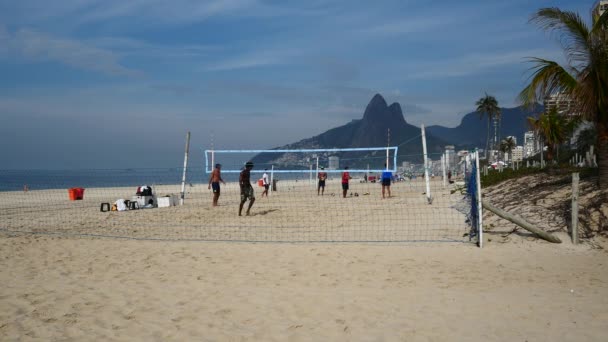 Pessoas jogando vôlei na praia — Vídeo de Stock