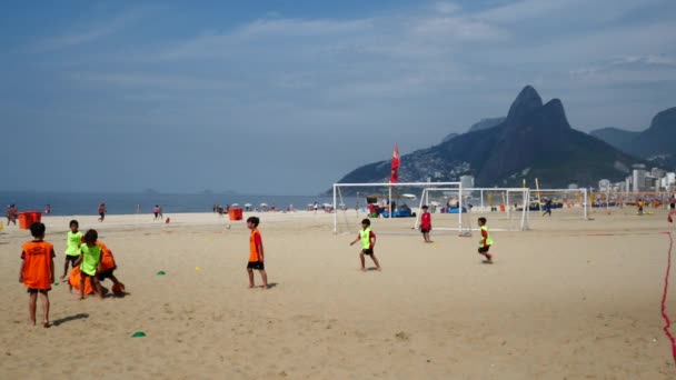 Enfants jouant au football à la plage — Video