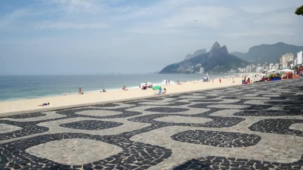 Az emberek a strandon, Rio de Janeiro — Stock videók