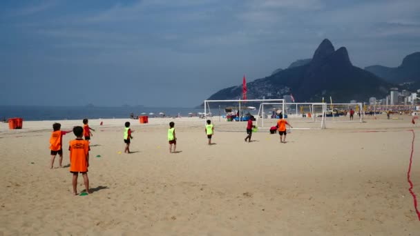 Kinder spielen Fußball am Strand — Stockvideo