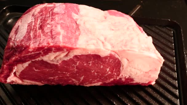 Gegrilltes Rindersteak roh — Stockvideo