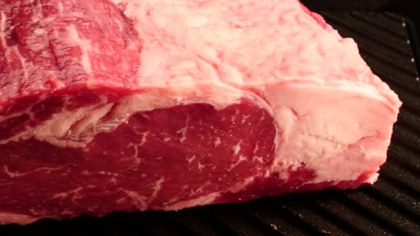 Gegrilltes Rindersteak roh — Stockvideo